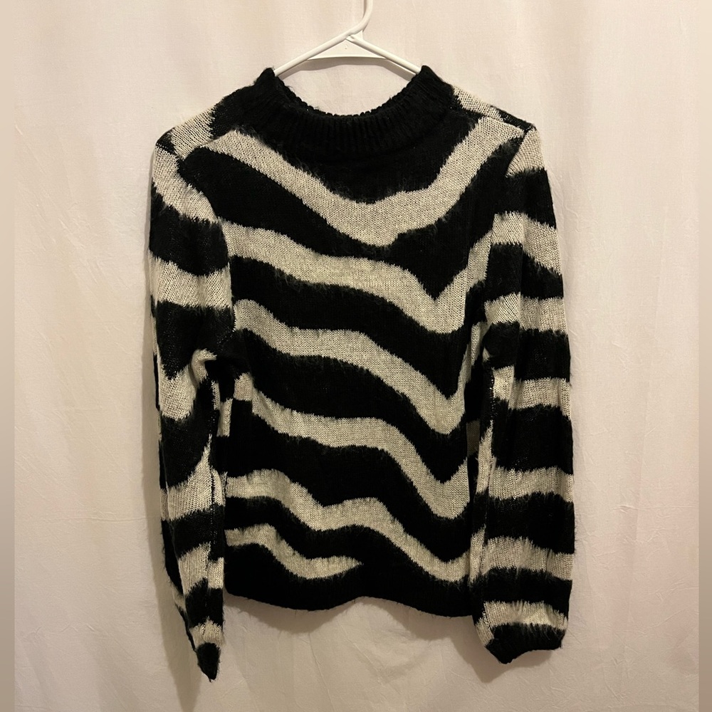 WHO WHAT WEAR size small color black & white